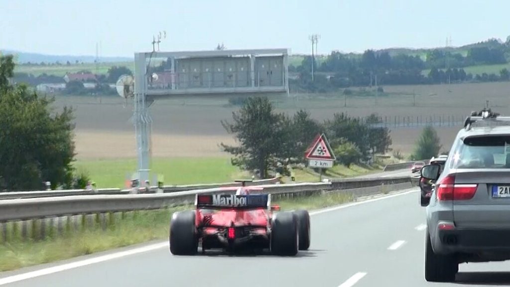 Çeki, një Ferrari i Formula1 shfaqet në autostradë dhe dhuron spektakël, bën lëmsh dhe policinë