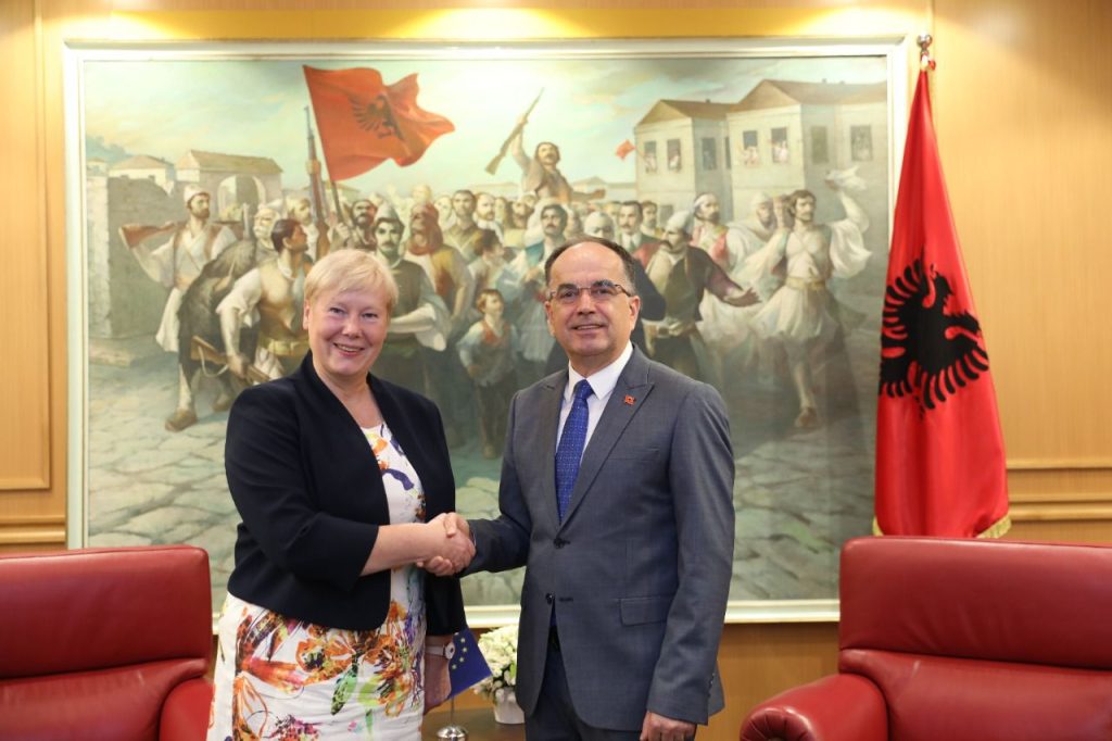 Vjen në Shqipëri ambasadorja e re e BE-së