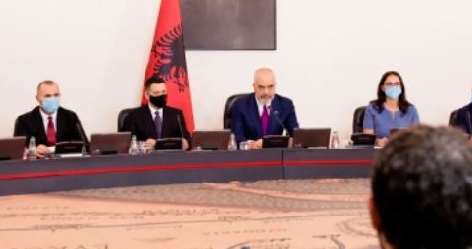 Qeveria rishikon buxhetin, pensionistët dhe familjet në nevojë do presin vjeshtën për kompensimin