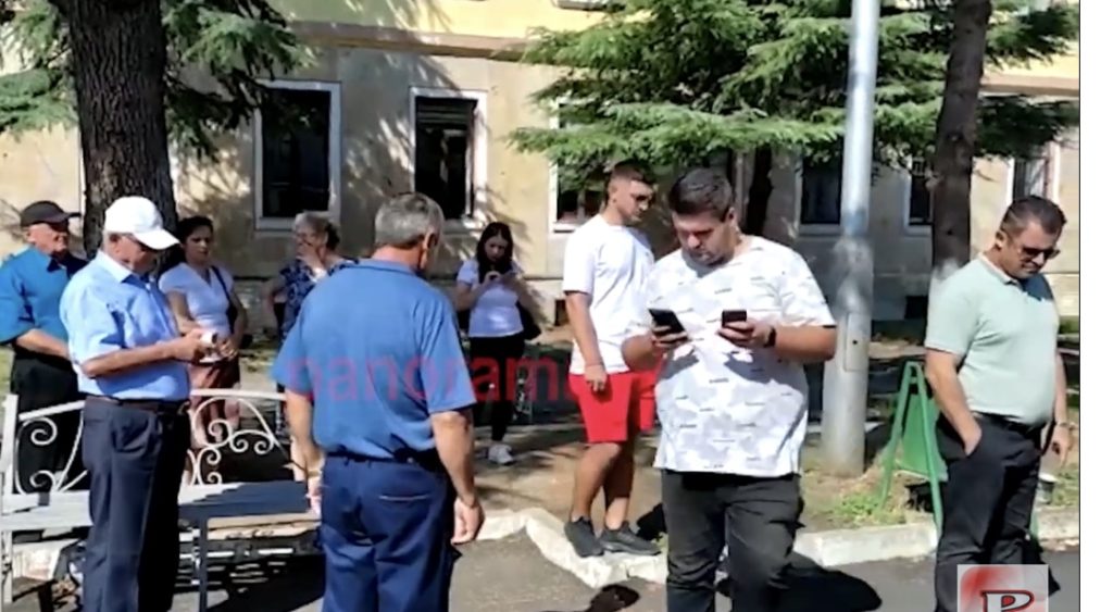 Fermerët në protestë para bashkisë së Elbasanit: Vëllai i kryetarit të PS ka bllokuar kanalin vaditës!