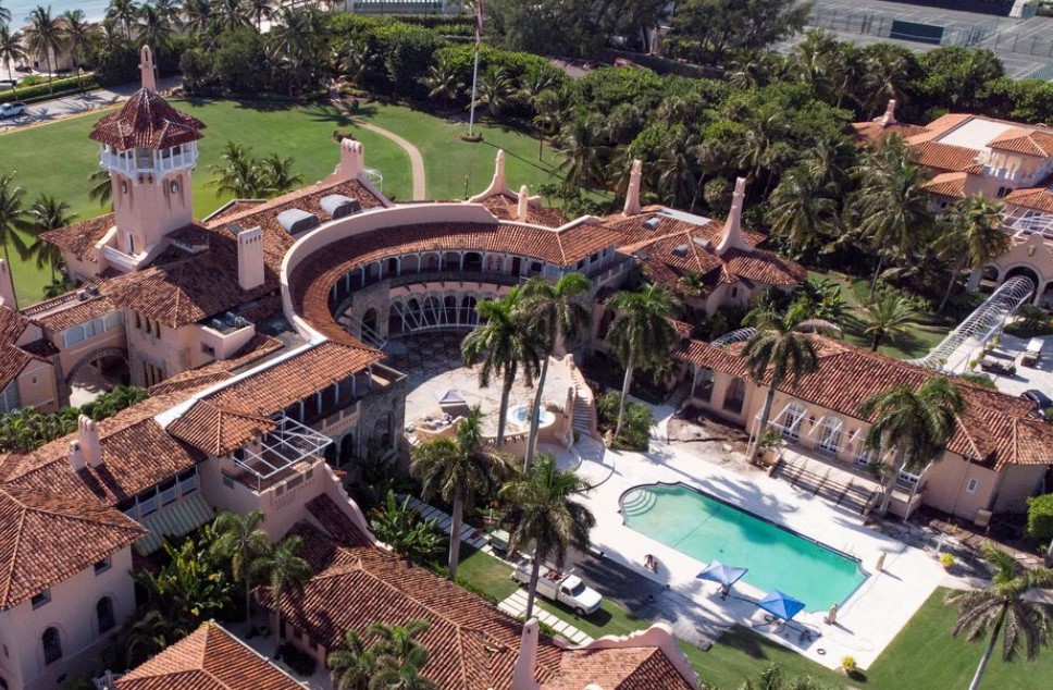 Thellohet skandali/ New York Times zbulon çfarë përmbanin mbi 300 dokumentet e klasifikuara që u gjetën në rezidencën e Trump në Florida