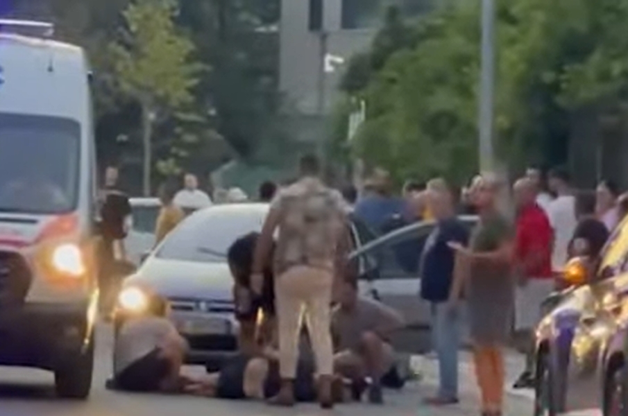E përplasi shoferja që u hutua pas telefonit tek Liqeni në Tiranë/ Vdes në spital 60-vjeçari, shpëton gruaja