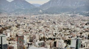 Tirana e pajetueshme, kryeqyteti shqiptar i shtrenjtë, ndër më të ndoturit