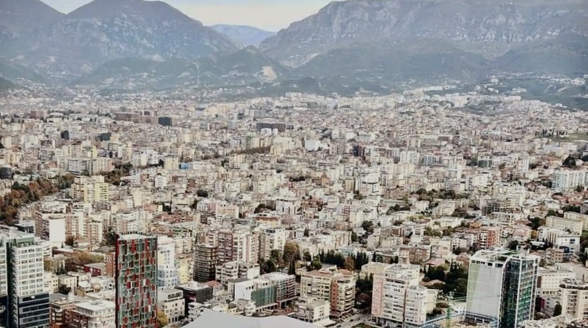 Tirana e pajetueshme, kryeqyteti shqiptar i shtrenjtë, ndër më të ndoturit