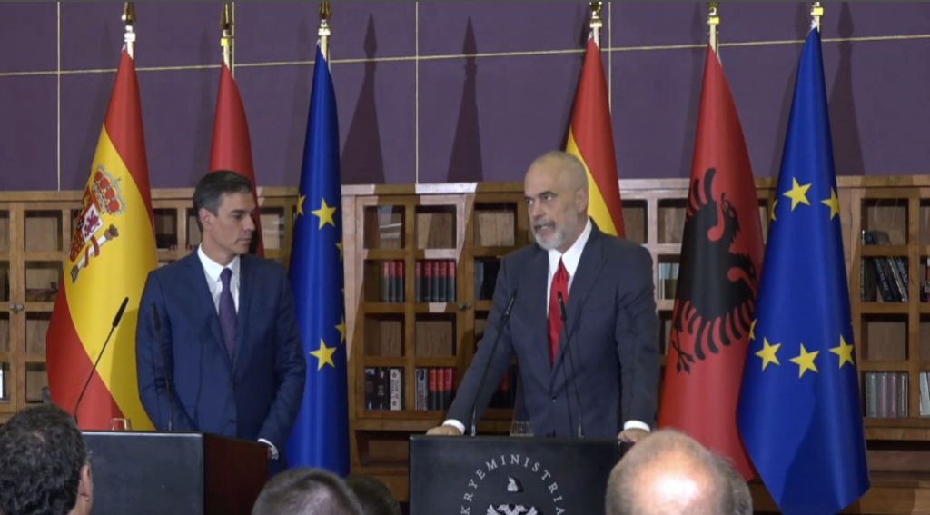 Kryeministri spanjoll Sanchez: Me gjithë respektin për shqiptarët, por nuk jemi gati akoma të njohim Kosovën