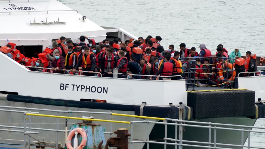Media britanike: Policë shqiptarë do të sillen në Britani për të ndalur hyrjen e emigrantëve nëpërmjet Kanalit