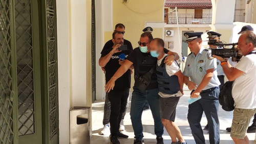 Shqiptari me pranga në duar bërtet para gjykatës: I kërkoj falje fëmijëve të mi