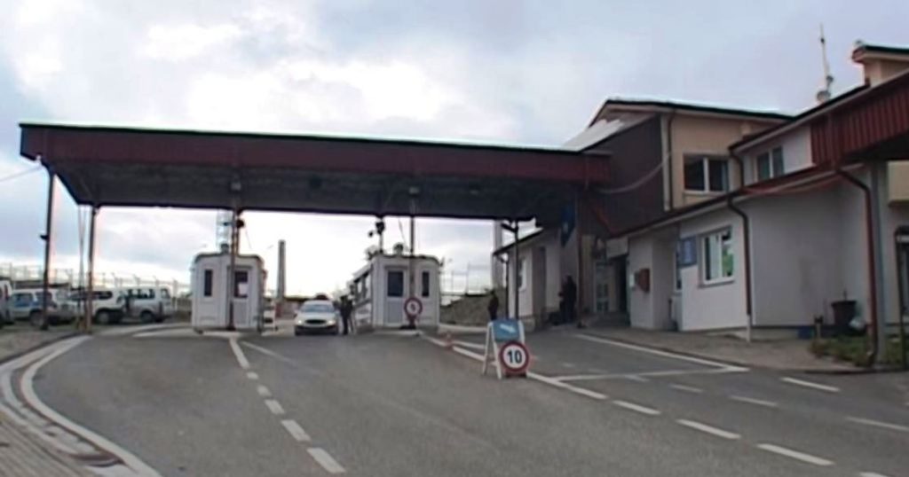 Po tentonte të hynte në Shqipëri  me vajzën e mitur në bagazhin e makinës, bie në pranga  23-vjeçari
