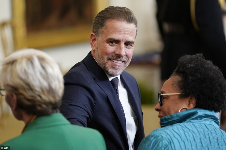 E pranon Zuckerberg/ Facebook censuroi me dashje historinë e djalit të Joe Biden para zgjedhjeve