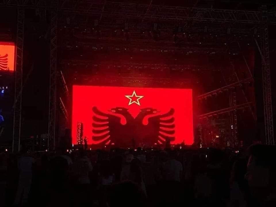 Flamuri shqiptar me yllin komunist shfaqet në koncertin e Dua Lipës