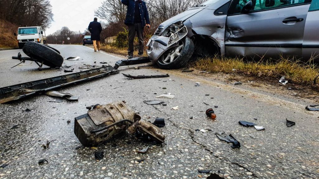 Makina del nga rruga në Elbasan, plagoset shoferi dhe tre fëmijët e tij të mitur