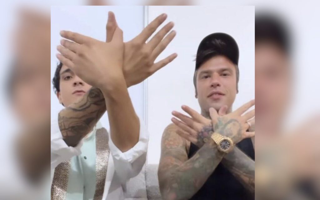 Fedez dhe Tananai bëjnë shqiponjën dhe flasin shqip