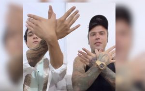 Fedez dhe Tananai bëjnë shqiponjën dhe flasin shqip