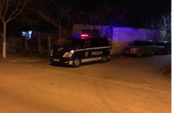 Si nisi sherri mes babë e bir në oborrin e banesës  në Mallakasrër