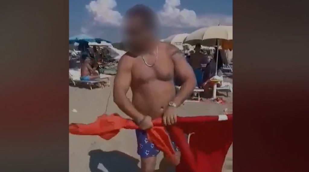 Policia shqiptare mbron flamurin turk në koliben e plazhit