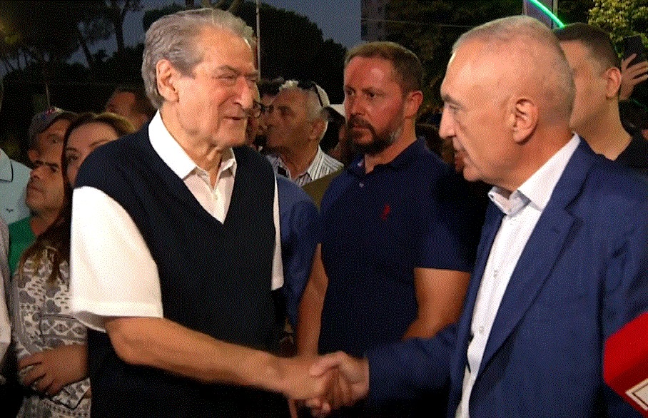 Protesta bashkon Ilir Metën dhe Sali Berishën, dy ish-kryeministrat në krah të njëri tjetrit përballë zyrës së Ramës