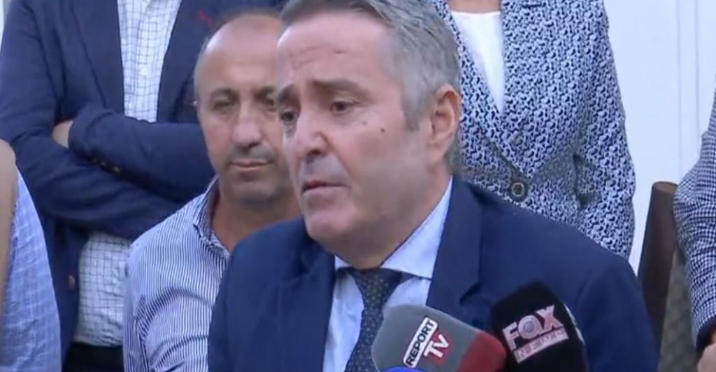 Evis Kushi nuk pranon kushtin për rritjen e pagës! Pedagogët: Protestat do të vazhdojnë, më 5 Tetor
