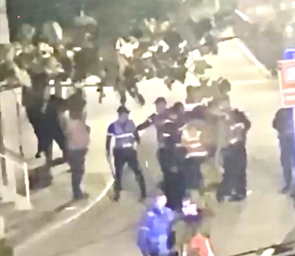 Policia sqaro videon dhe dhunën e të rinjëve në Tiranē