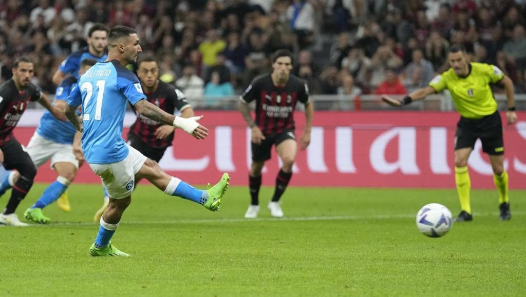 Napoli mposht  Milanin dhe merr kreun e Serie A