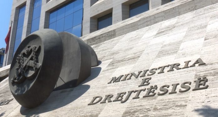 “Arrest shtëpie” për 18 punonjësit e burgut të Fierit