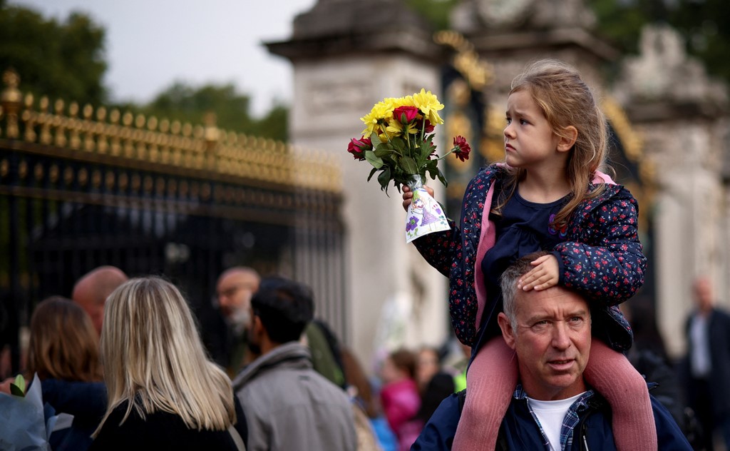 Qindra qytetarë homazhe për Mbretëreshën Elizabeth, ja çfarë po ndodh jashtë “Buckingham Palace”