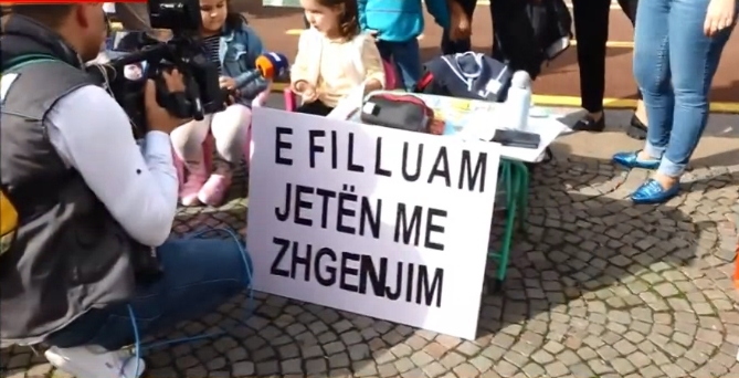 Prindërit e fëmijëve të kopshtit që mbylli qeveria në protestë përballë Kryeministrisë: Sot populli duhet të ishte bashkangjitur këtu
