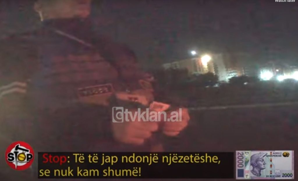 Policia e Shtetit përjashton nga uniformat blu dy efektivët që u kërkonin para qytetarëve!