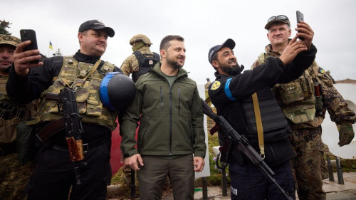 Presidenti Zelensky viziton qytetin e rimarrë: Flamuri ukrainas do ngrihet kudo