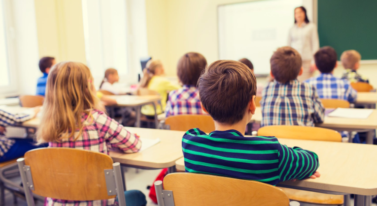 Numri i nxënësve në arsimin para universitar përgjysmohet në tre dekada, rënie më e fortë për shkollat e mesme