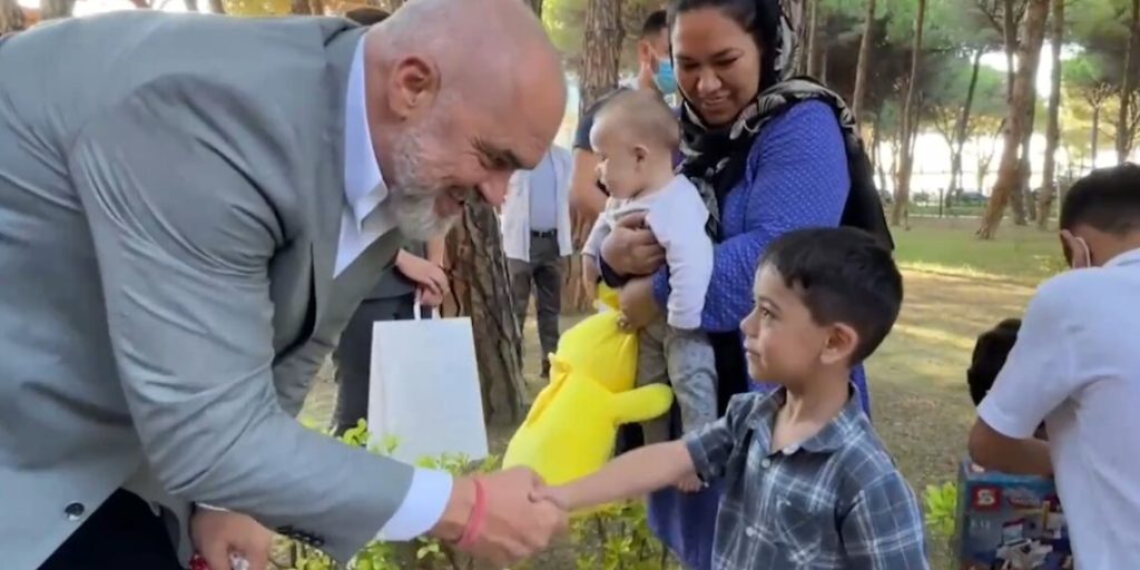 Kryeministri Edi Rama ofron strehim për 1000 rus që refuzojnë thirrjen e Vladimir Putin për luftë