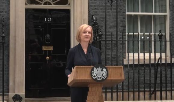 Liz Truss i drejtohet kombit me fjalimin e parë si kryeministre e Britanisë: Do të bashkëpunojmë me partnerët për çështjet e sigurisë në arenën globale