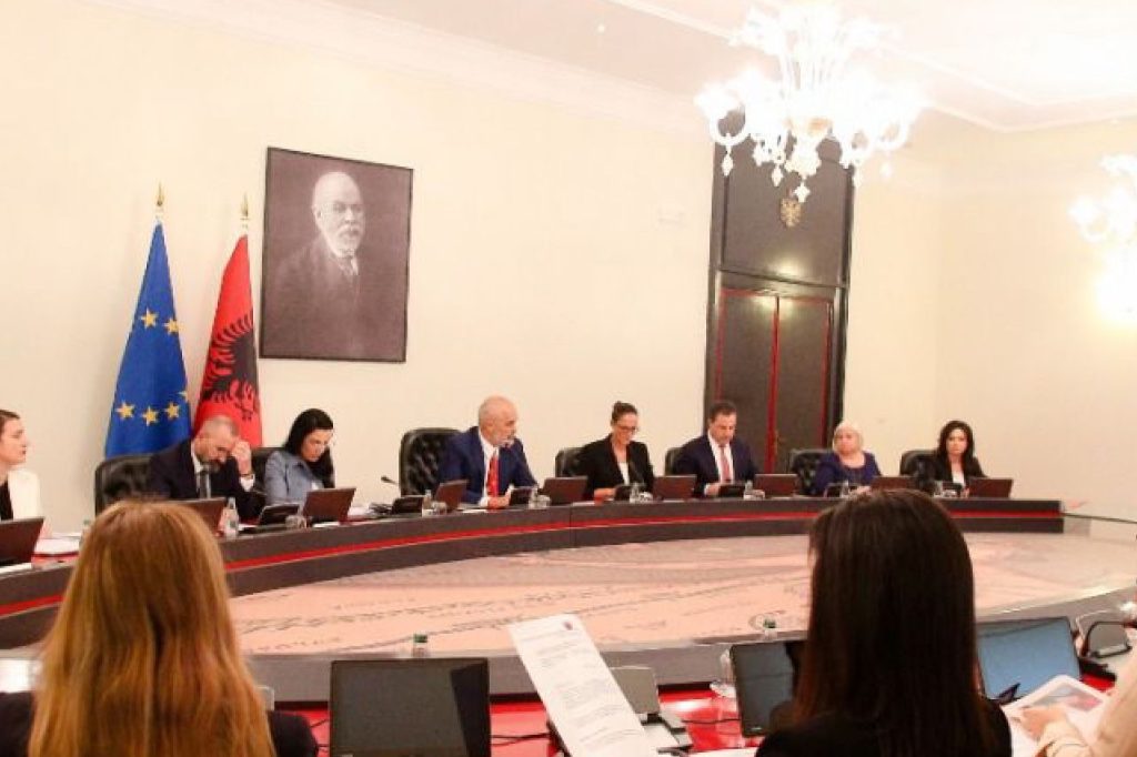 Qeveria s’ndalet, pas skandalit me publikimin e pagave jep me koncesion sistemin për ruajtjen e të dhënave
