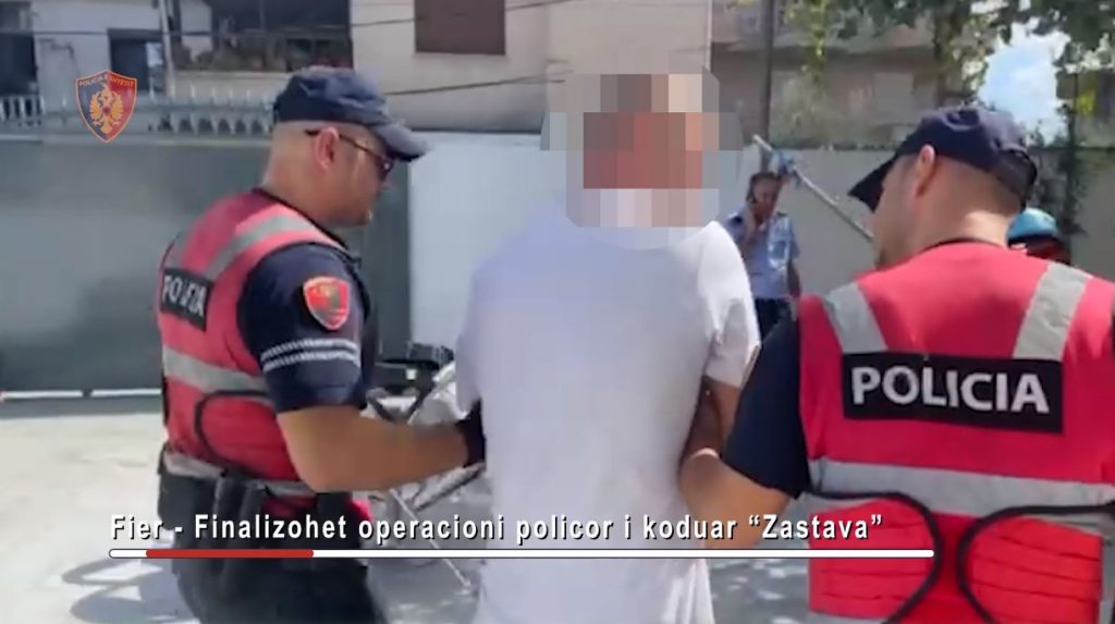 EMRI/ Shtëpinë e kishte kthyer në dyqan “malli”, arrestohet i riu në Fier, i gjendet edhe një armë