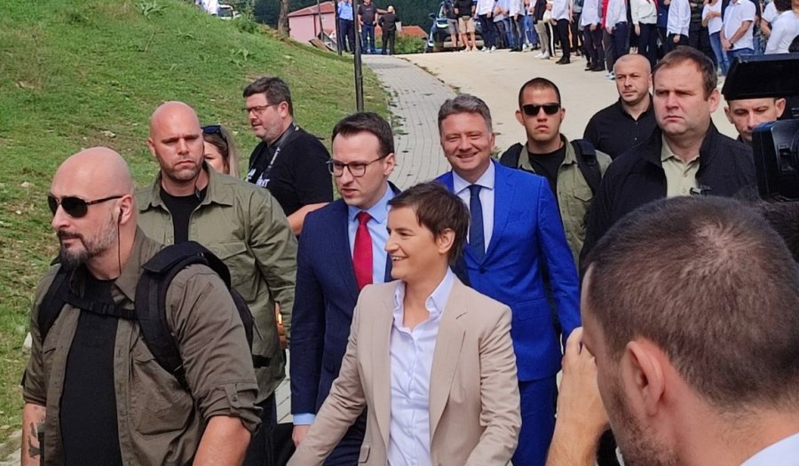 Vizita/ Bërnabiç mbulon targat dhe shoqërohet nga Policia e Kosovës