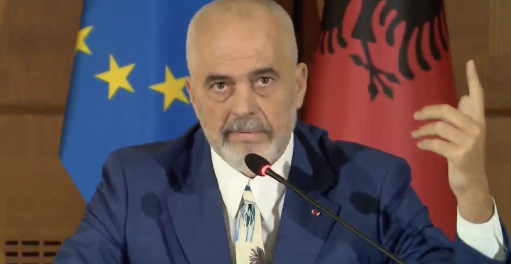 Rama pyetet për takimet me shqiptarët e dyshuar si të lidhur me kartelin e Sinaloas, acarohet kryeministri dhe ‘lëshon gojën’: Ju kam lënë Zotin!