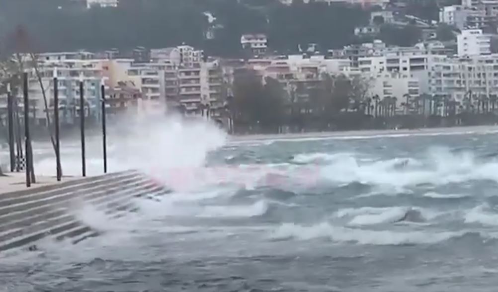 MOTI në Vlorë, lartësia e dallgëve deri në 2.5 metra