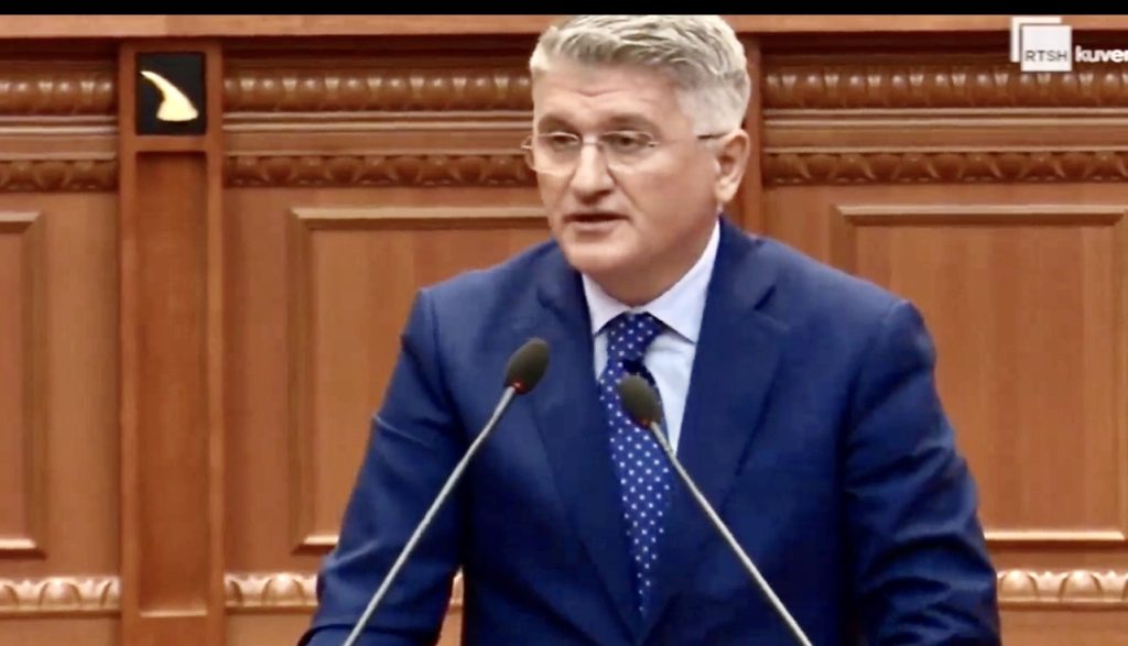 Qeveria akuzon opozitën pse e drejton vendin kaq keq
