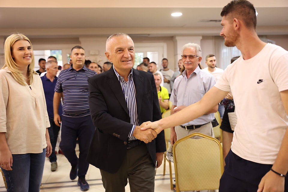 Meta nxjerr fotot nga takimet me qytetarët: Aksioni politik i Partisë së Lirisë do të jetë i pandalshëm dhe triumfues