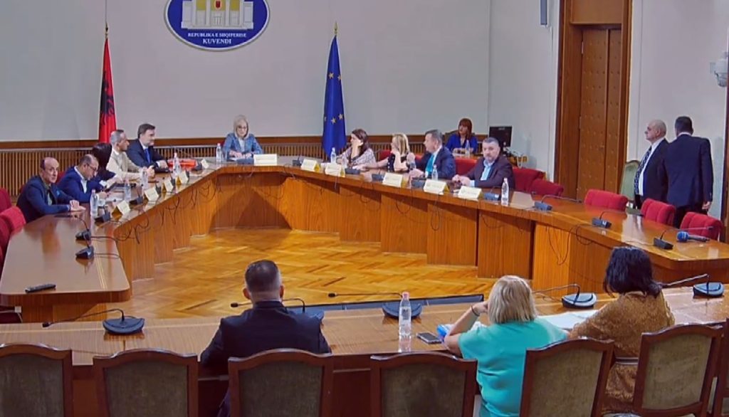 Heqja e mandatit të Olta Xhaçkës/ Mazhoranca dhe opozita bien dakord: Të mblidhemi pas dy javësh dhe…