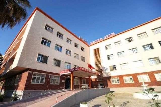 Një person shkon i plagosur në spitalin e Vlorës, kërkon ndihmën e mjekëve. Policia nis hetimet