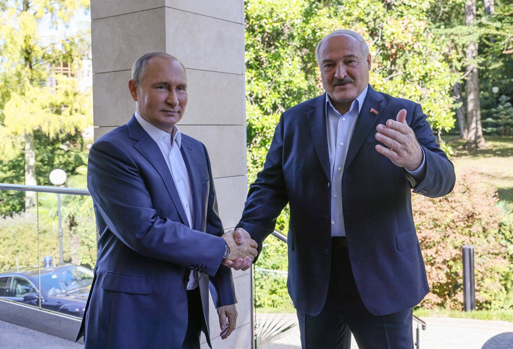 Rusët i largohen rekurtimit, Lukashenko: Të vrapojnë, janë 25 milionë të tjerë