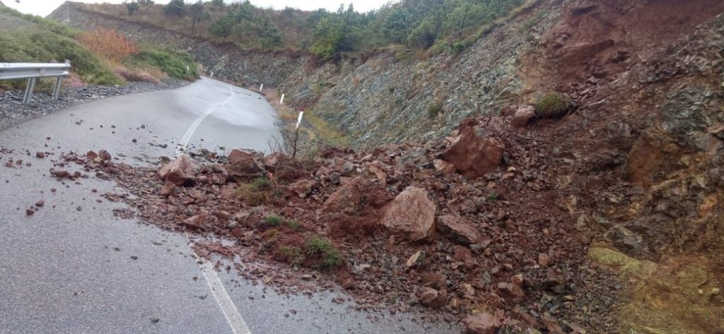 Reshjet e shiut shkaktojnë probleme në infrastrukturë në Pukë, prurjet dëmtojnë rrugë, ura e linja të ujësjellësit
