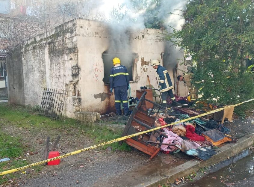 Tiranë, ndërron jetë nga asfiksia një 80-vjeçare, banesa mori flakë