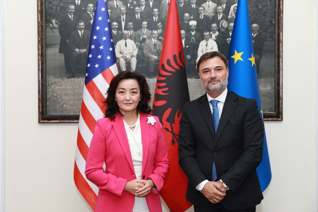 Ambasada e SHBA zbardh takimin e Yuri Kim me përfaqësuesit e PD dhe PS: Të rritet transparenca!