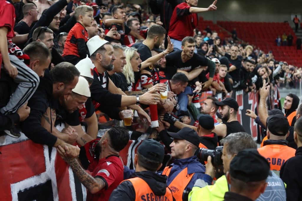 Artan Fuga: E paparë në histori! Zihen futbollistët në stadium me tifozët e tyre