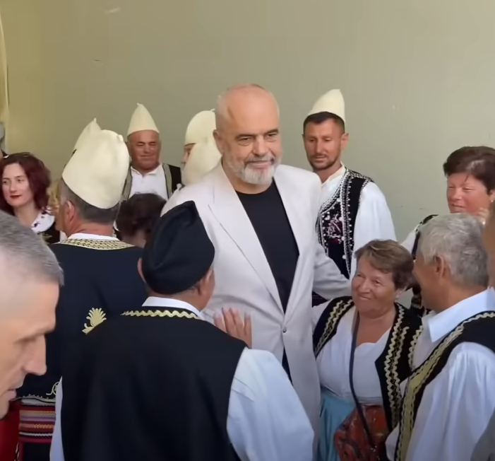 I thurën këngë Ramës dhe Ballukut , Bashkia Sarandë i shpërblen me 23 milionë lekë