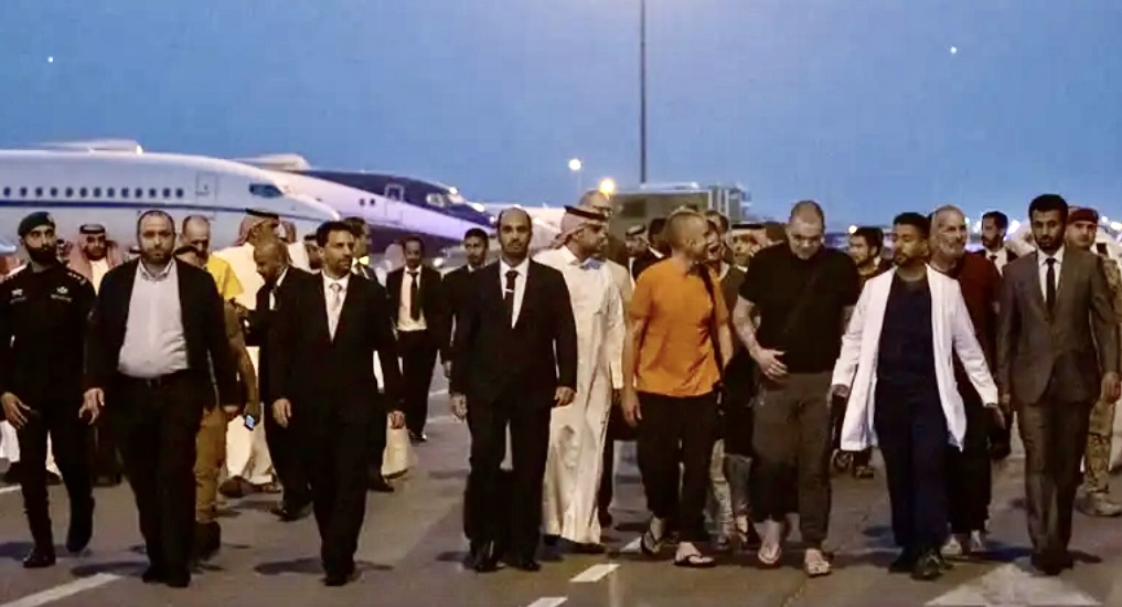 Princi i Kurorës së Arabisë Saudite ndërmjetësoi me Kremlinin lirimin e 10 robërve të luftës!