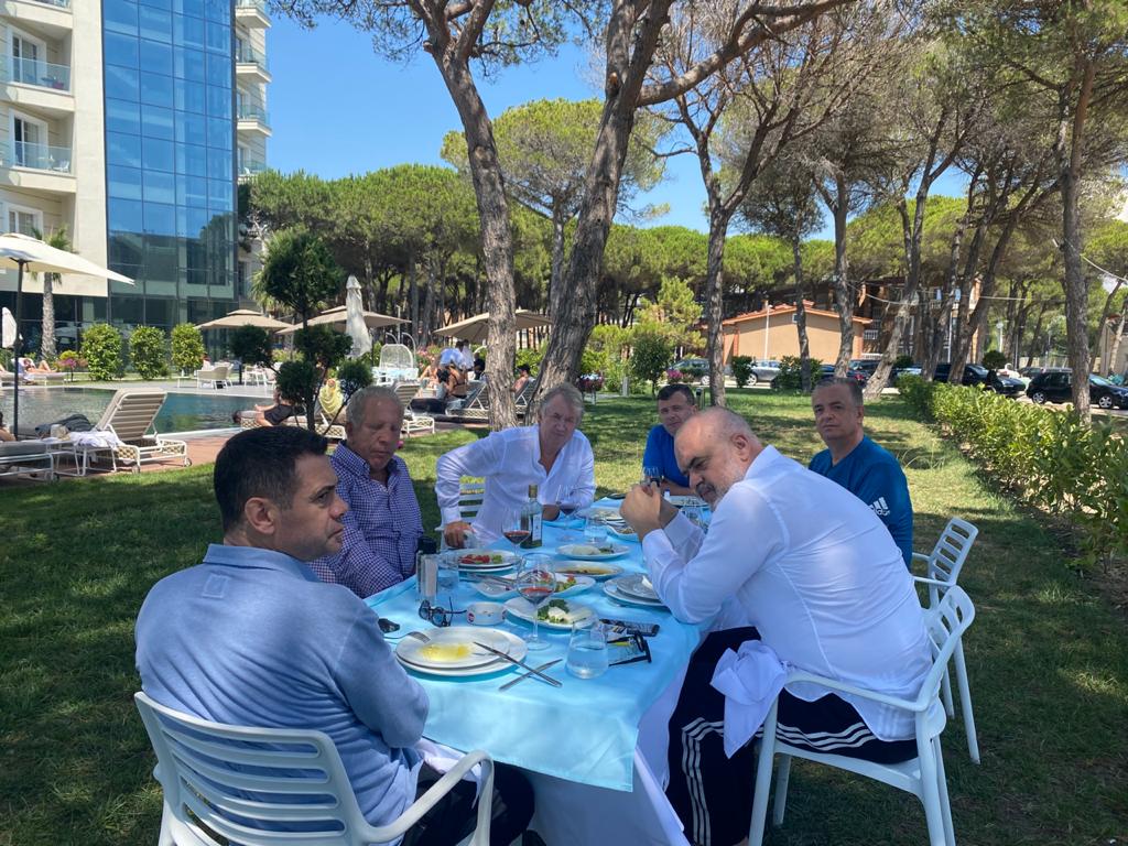 Rama  me  Ballën dikur pinin kafe  aty, sot shteti prish Prestige Resort