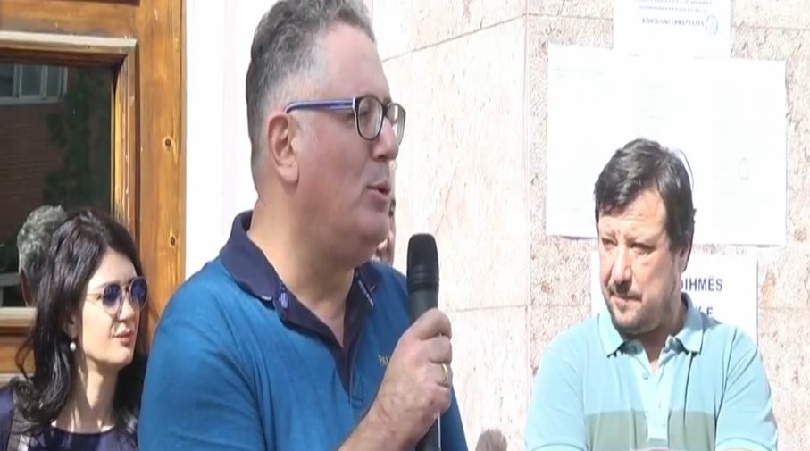 Pedagogët e Fakultetit të Shkencave të Natyrës dalin në protestë: Duam rritje page, ndryshe ndërpresim procesin mësimor