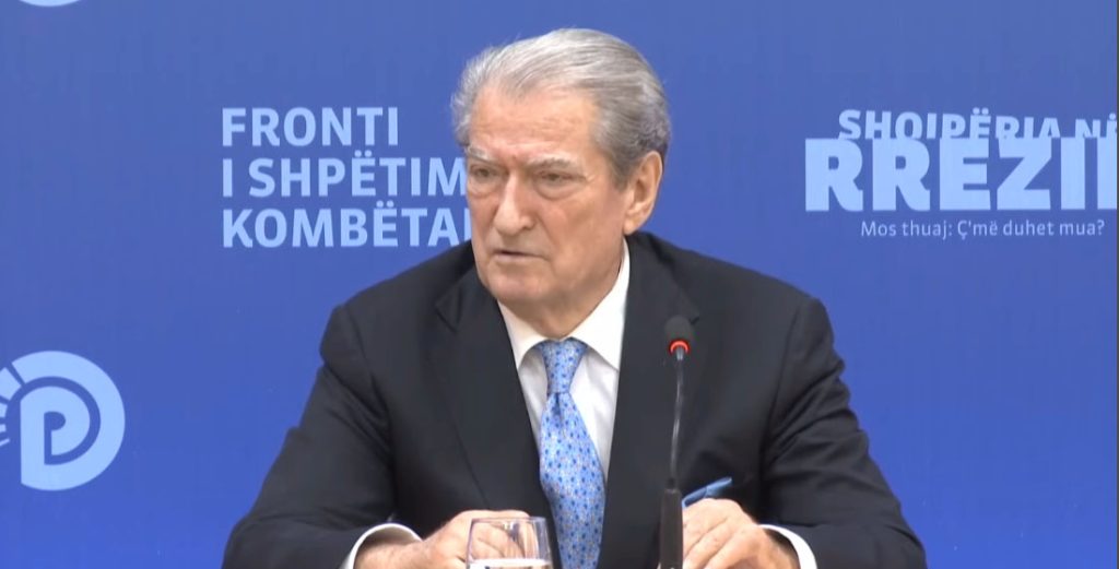 Berisha akuza të forta për Bashën: Mori pjesë në skenarin e shpalljes time non-grata për të shpëtuar lëkurën e tij